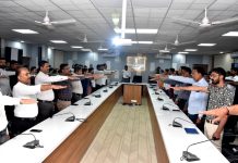 મોરબી જિલ્લા કલેકટર કચેરી ખાતે વહીવટી તંત્રના અધિકારી કર્મચારીઓએ રાષ્ટ્રગીત વંદે માતરમના મૂળ સ્વરૂપનું સમૂહગાન કર્યું